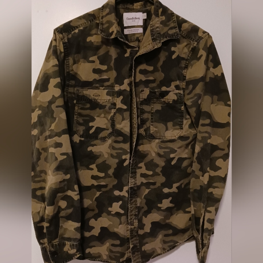 Goodfellow & Co. Camouflage Button Down Shirt. Men's Size Small.
